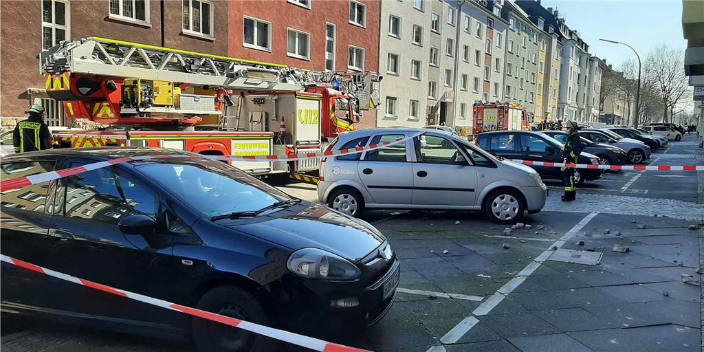 Einsatz in der Dortmunder Innenstadt - Fassadenteile stürzen auf Straße Einsatz in der Dortmunder Innenstadt - Fassadenteile stürzen auf Straße