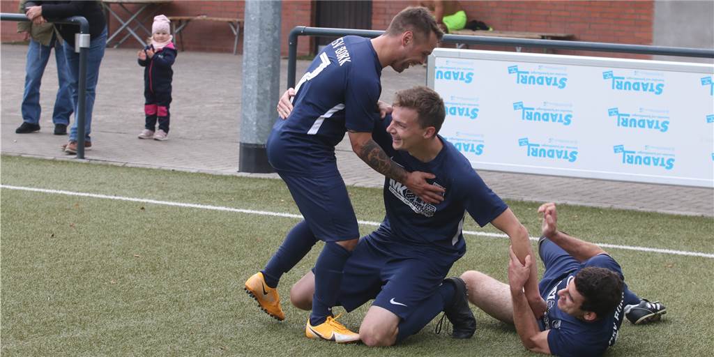 Viererpack im Hinspiel für den PSV Bork: „Mir würde auch ein Tor zum 1:0-Sieg reichen“ Christian Voßschmidt (2.v.r) jubelte im Hinspiel gegen den SuS Kaiserau III gleich vierfach.