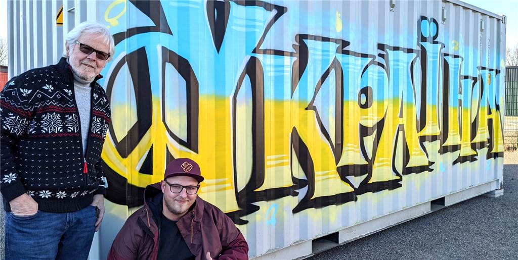 Einrichtungen in Dorsten setzen künstlerisches Zeichen des Protestes Lambert Lütkenhorst, Vorsitzender der Tisa-Stiftung, und der Dorstener Streetworker und Graffiti-Künstler Joshua Hildebrandt ("Das Leo") vor dem Solidaritäts-Kunstwerk am Tisa-Archiv.