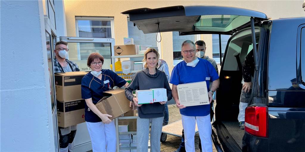Sixtus-Hospital Haltern spendet medizinisches Gerät für die Ukraine Ärztin Julia Bachmann (Mitte) freut sich mit Dr. Peter Harding und Anke Jakob, Leiterin der Zentralen Notaufnahme und Mitarbeitern der Haustechnik über die Spende von medizinischen Hilfsmittel und Ultraschallgeräten.