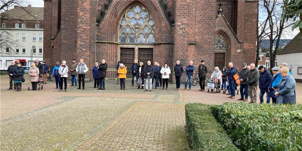 Video: St. Marien lädt zum solidarischen Schweigen für die Ukraine ein 50 Menschen trafen sich am Montagmittag vor der St. Marien Kirche in Lünen, um gemeinsam zu schweigen.