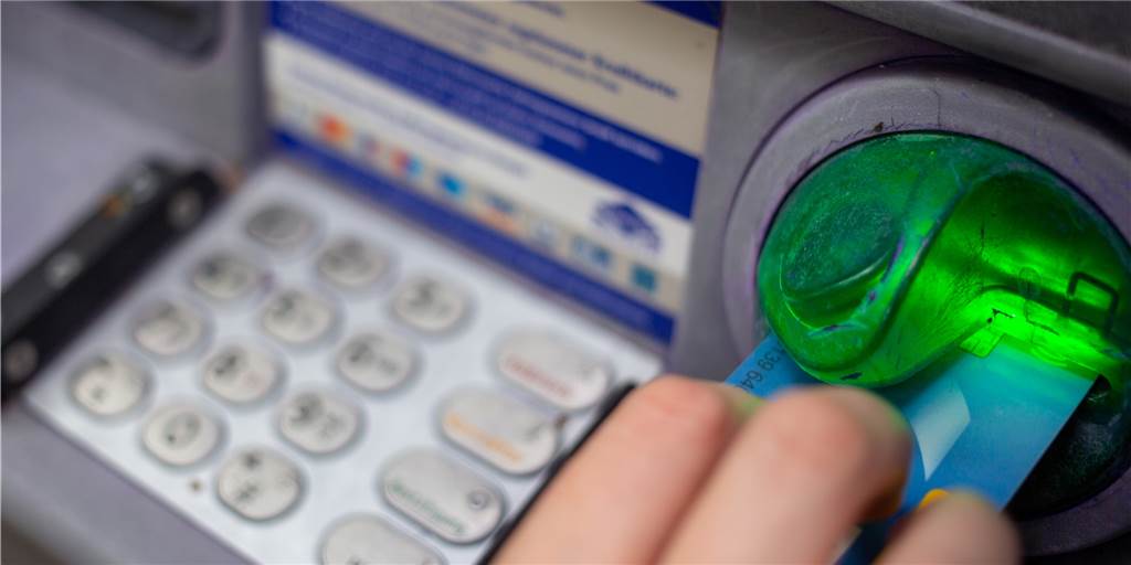 Hoffnung auf spätes Liebesglück: 83-Jähriger hebt 16.000 Euro für Betrügerin ab Ein 83-jähriger Rentner hob für eine vier Jahrzehnte jüngere Frau in einigen Schritten insgesamt 16.000 Euro ab.