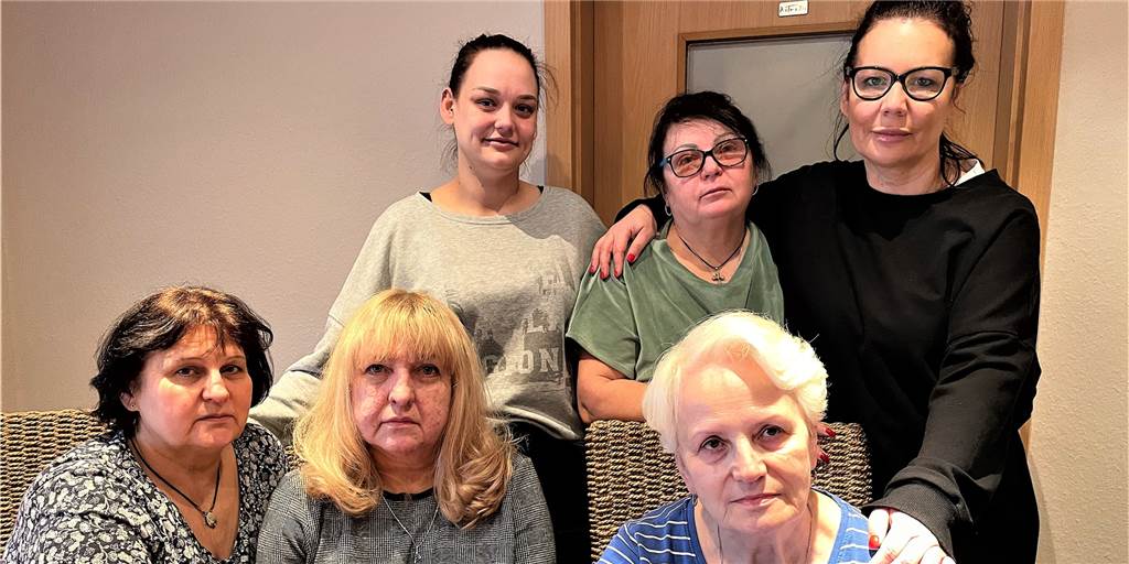 Zuflucht für Gestrandete: Anna Ruch leistet unglaubliche Ukraine-Hilfe Vanessa (hinten, l.) und Anna Ruch (r.) vom Pflegedienst Vital Concept24 nehmen mit offenen Armen gestrandete Ukrainerinnen auf.