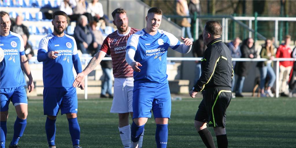 Schubserei und zwei Trainer weg: Bei B-Kreisligist liegen die Nerven blank Nach dem Kreisliga-B-Derby zwischen dem TSV Marl-Hüls (blaue Trikots) und dem Sickingmühler SV ging es bei einer der beiden Mannschaften hoch her.