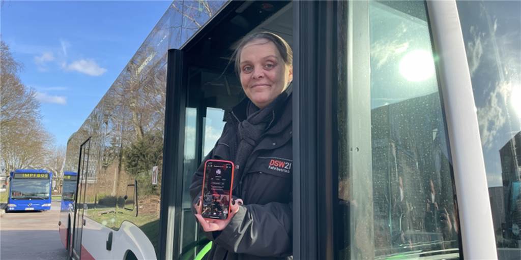 Berühmt auf Tiktok: Busfahrerin Nadine Hackenberg (43) ist ein kleiner Star Nadine Hackenberg ist Busfahrerin beim DSW21 und ist ein kleiner Star auf Tiktok.