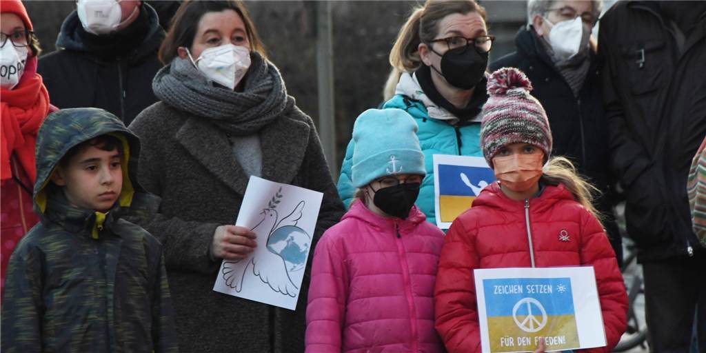 Friedenskundgebung in Selm mit Botschaft an die Ukraine: „Wir denken an Sie“ Ein Blick in die Augen der Kinder verrät, welche Emotionen auch schon die Jüngsten angesichts des Kriegs in der Ukraine erleben.