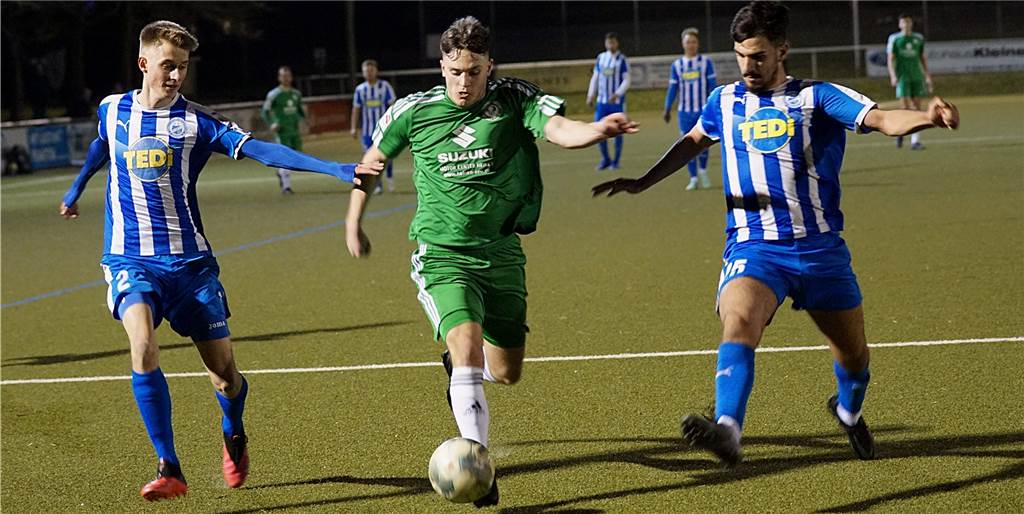 Seltene Trainer-Aushilfe: Holzwickeder SC besiegt FC Brünninghausen in letzter Minute Der Holzwickeder SC und Enis Delija (Mitte) setzten sich am Mittwoch gegen den FC Brünninghausen und Paul Jonathan Zulauf (li.) sowie Firat Cinar durch.