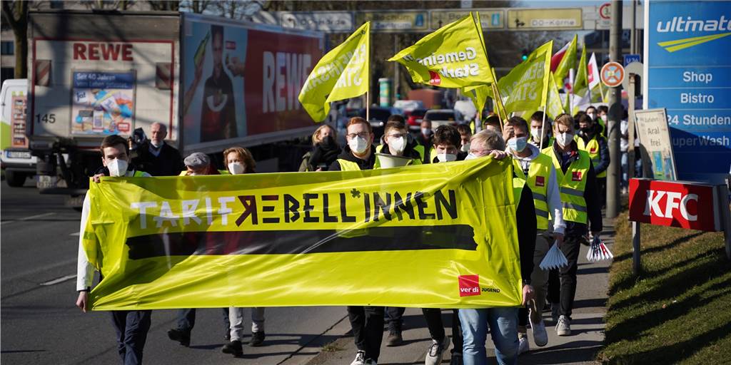 650 Teilnehmende bei Verdi-Streik für bessere Löhne auf der B1 650 Teilnehmende bei Verdi-Streik für bessere Löhne auf der B1