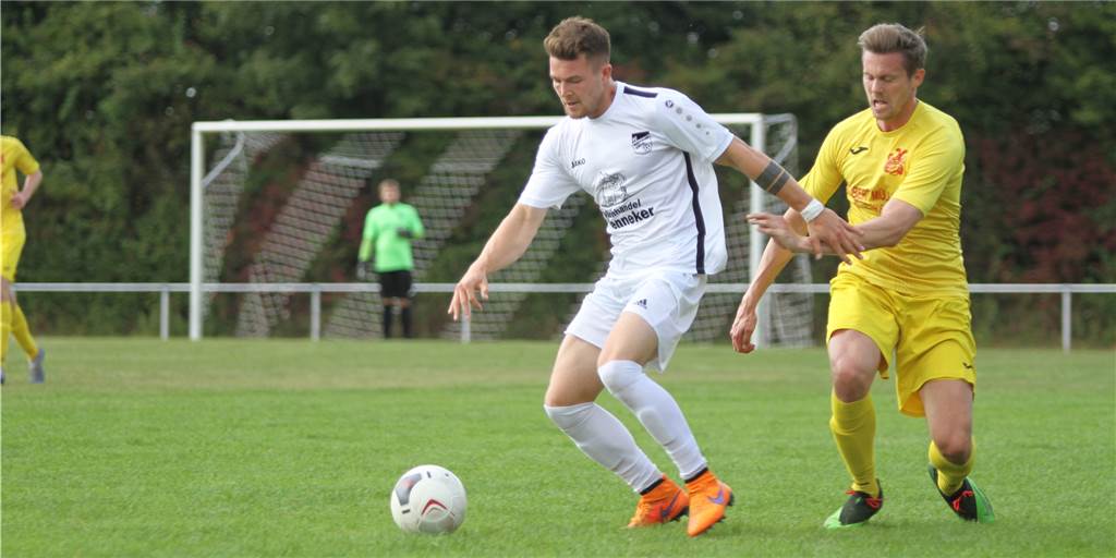 Neuer Corona-Fall: Bezirksliga-Kracher zwischen FC Nordkirchen und Mengede 08/20 abgesetzt Nico Plechaty (l.) und der FC Nordkirchen werden ihren Spitzenplatz in der Bezirksliga am Wochenende nicht gegen Mengede 08/20 verteidigen müssen.