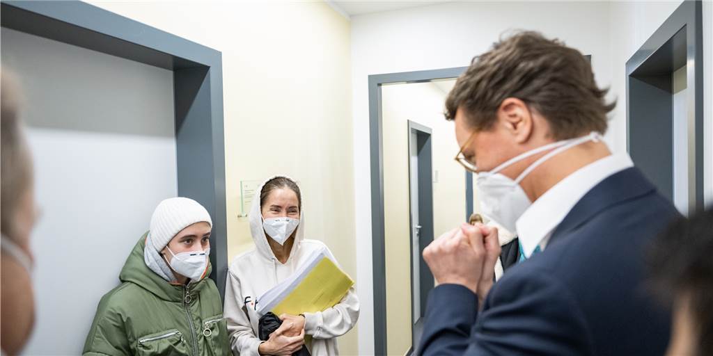 Ministerpräsident Wüst weint nach Gespräch mit Geflüchteten in Unna Ministerpräsident Wüst weint nach Gespräch mit Geflüchteten in Unna