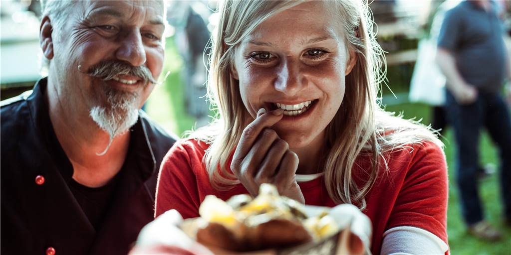 An den verschiedenen Trucks des Cheatday-Festivals können viele Speisen und Getränke probiert werden.