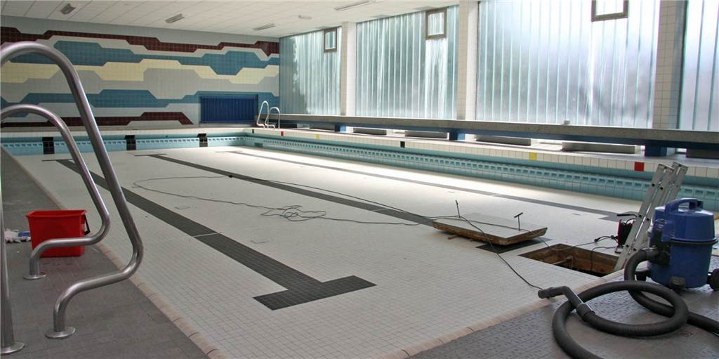 Hallenbad Olfen bleibt ab den Herbstferien geschlossen Das Olfener Hallenbad ist in die Jahre gekommen. Vor über 50 Jahren war es mit einem absenkbaren Hubboden eines der modernsten im weiten Umkreis.