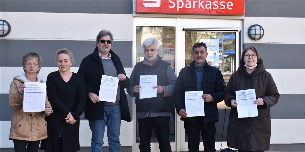 Die Deininghauser sammeln Unterschriften für den Erhalt des Geldautomaten in der Sparkasse (v.l.n.r.): Ilona Wild, Emine Kinac, Manfred Herold, Arif Acikgöz, Mevlüt Kinac und Renate Hunecke.