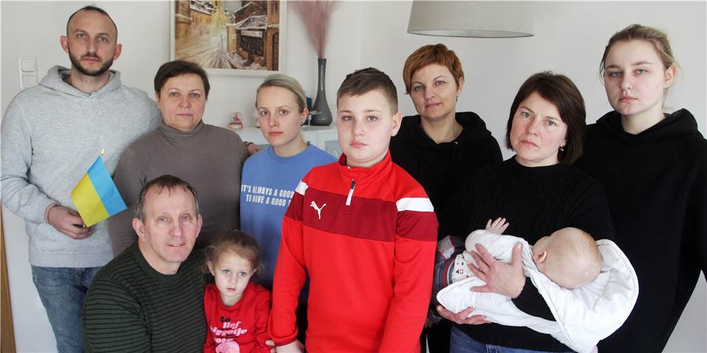 Flucht nach Lünen: Familien aus der Ukraine entkommen Putins Hölle In Sicherheit, doch die Sorge und Angst um ihre Männer und Väter, Frauen und Kinder, die in der Ukraine bleiben mussten oder es nicht über die Grenze schafften, steht ihnen im Gesicht.
