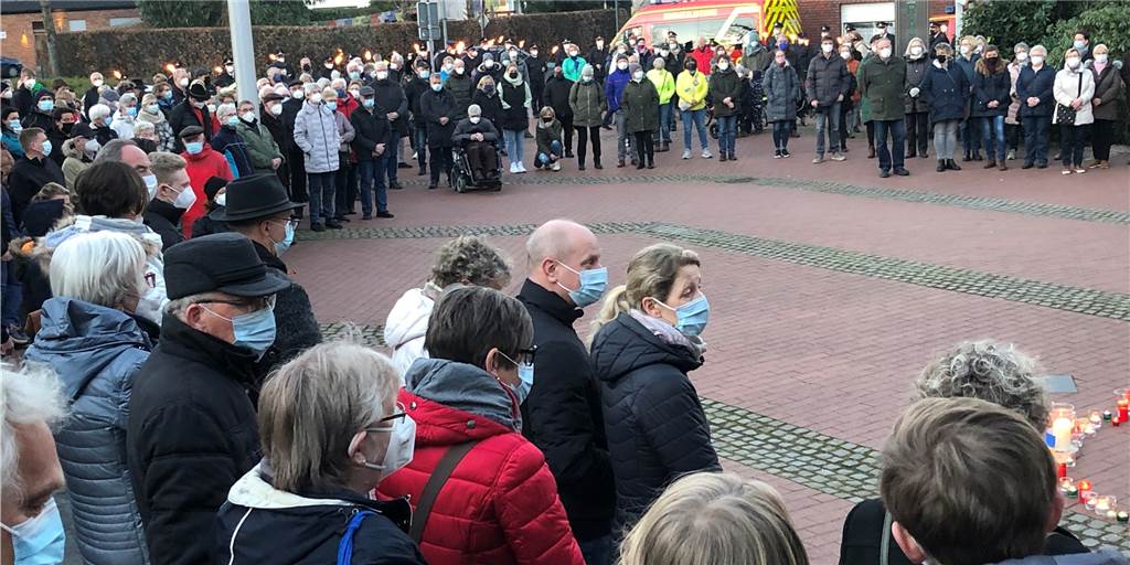 250 Menschen setzen in Raesfeld ein Zeichen gegen Krieg (mit Video) 250 Menschen setzen in Raesfeld ein Zeichen gegen Krieg (mit Video)