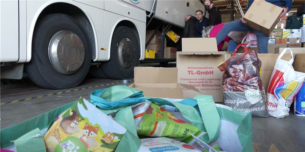Helfer beladen Busse mit Nahrung, Kleidung und Medikamenten. Sie sollen Menschen in der Ukraine helfen. Freitag früh um 5 Uhr startet das Unternehmen Quecke aus Schwerte gemeinsam mit anderen einen Hilfskonvoi. Sie holen auch Geflüchtete ab.