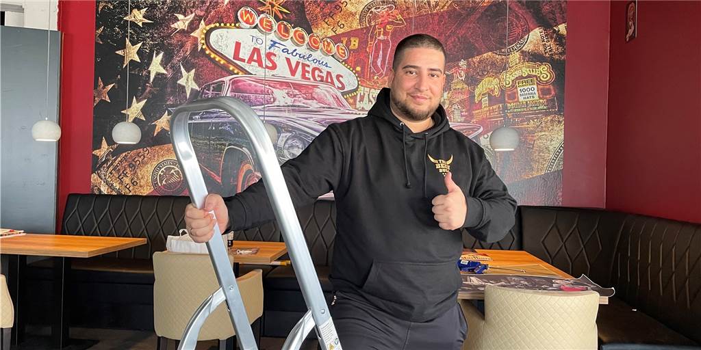Burger-Restaurant: „The Beef Bull“ kommt in das alte Café Herzblut Stephan Coskunoglu, Franchisegeber des neuen Vredener Restaurant The Beef Bull, ist glücklich über den neuen Standort seines Unternehmens. Vor der Neueröffnung müssen allerdings noch einige Arbeiten erledigt werden. Der Hintergrund lässt den amerikanischen Stil bereits erahnen.