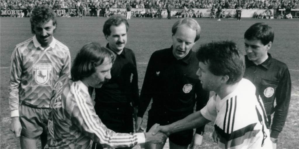 Klinsmann, Matthäus, Littbarski: Als zwei Capeller in Kamen gegen die Nationalmannschaft spielten Kapitäne unter sich: Kurt Gumprich (l.) und Lothar Matthäus (r.) beim Shakehands bei der Platzwahl.