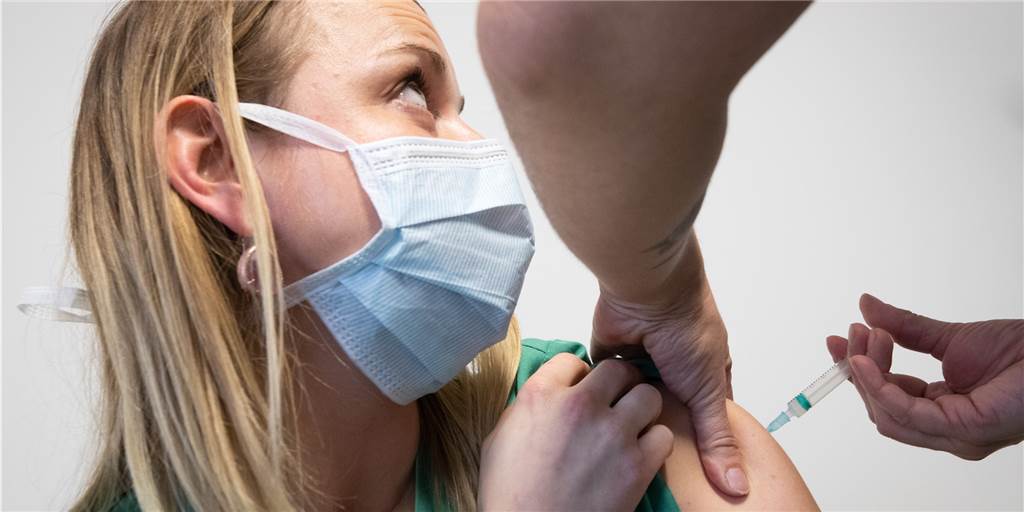 Impfen in Lünen und Umgebung: Hier können Sie sich impfen lassen Symbolbild: Hier wird eine Person gegen das Coronavirus geimpft.