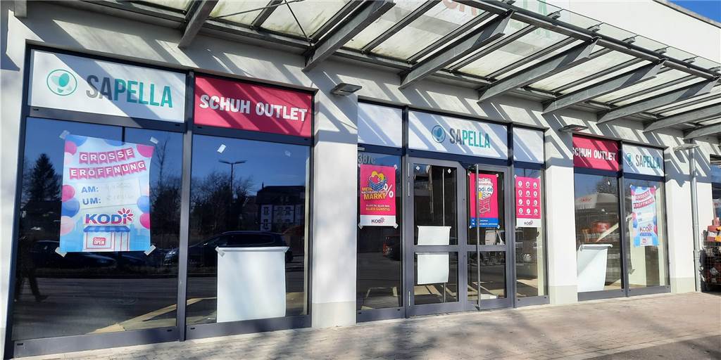 Direkt neben Kik: Discounter Kodi eröffnet Filiale im Dortmunder Westen Noch sind die Logos des Vormieters zu sehen: Das Schuhgeschäft „Sapella“ ist aber schon lange ausgezogen, bald eröffnet in dem Ladenlokal ein Kodi, wie Plakate verkünden.