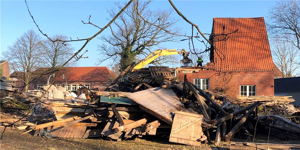 Nach Abriss entsteht auf alter Halterner Hofstelle neue Wohnsiedlung Das Gehöft Brosthaus zwischen Grundschule und Kindergarten wird abgerissen, um Platz für ein neues Wohngebiet zu schaffen.