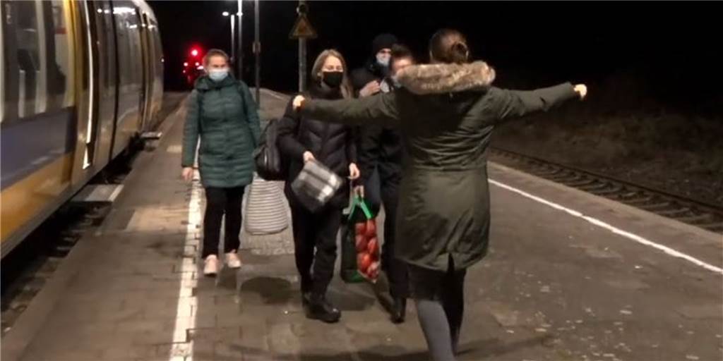 Erleichtert und doch angsterfüllt: Geflüchtete wurden an Grenze getrennt (mit Video) Svitlana Sabadash hat die Geflüchteten am Donnerstagabend in Hervest in ihre Arme schließen können. Ein Teil der Gruppe ist in einer Wohnung der Stadt untergekommen.
