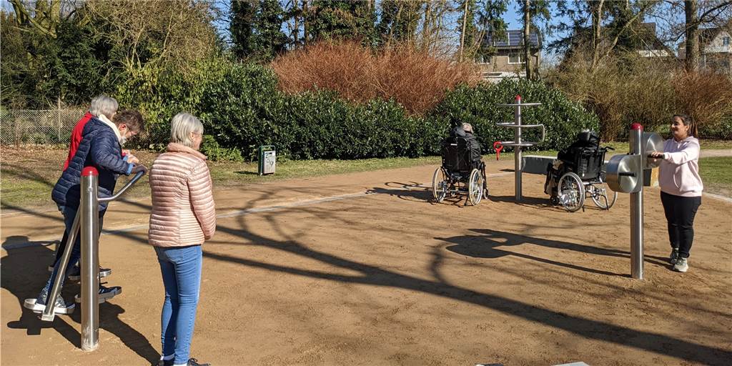 Bewegungsgeräte für die neuen „Fitness-Runden“ in Dorsten aufgestellt Bewohner und Mitarbeiter eines nahe gelegenen Seniorenzentrums nutzten die drei neuen Geräte am Freitag schon fleißig.
