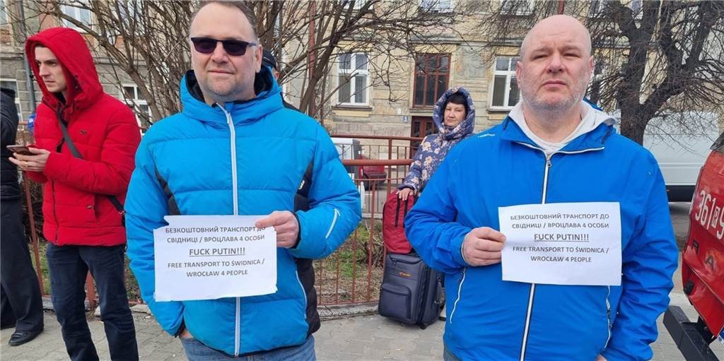 Beeindruckende Bilder: Hörder Geschäftsmann hilft an der Grenze zur Ukraine Ewgeni Gorodetski aus Hörde war an der polnisch-ukrainischen Grenze und hat die Situation vor Ort mit seiner Kamera eingefangen. Hier bieten zwei Männer Transportplätze für vier Personen an. Auf ihren Schildern steht: „Fuck Putin“.