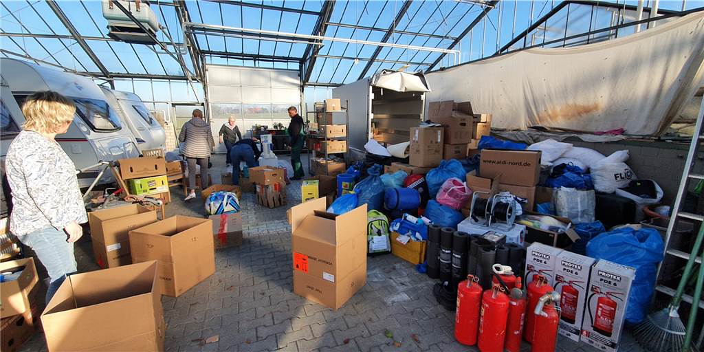 Spenden-Boom in Ascheberg: „Es ist irre und unglaublich“ In den Räumen der ehemaligen Gärtnerei wird ausgepackt, eingepackt, beschriftet und sortiert.