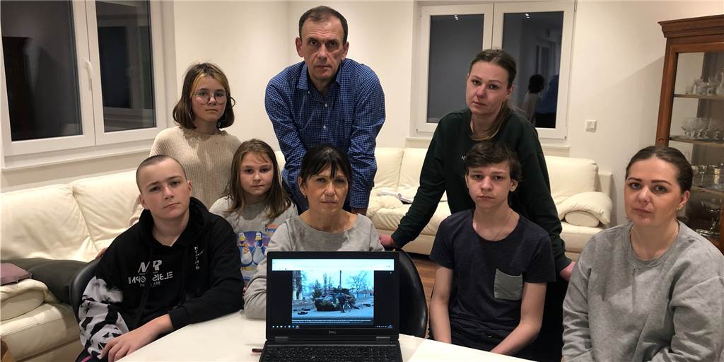 Kriegsflüchtlinge in Dortmund verzweifelt: Was kommt nach der Nothilfe? Schauen immer wieder auf die neuesten Nachrichten aus der Heimat: die ukrainischen Schwestern Irina (3.v.r.) und Marina (r.), ihr Bruder Alexander (2.v.r.) und ihre Kinder. Svetlar und Yakiv Vynokur (Mitte) helfen ihnen.