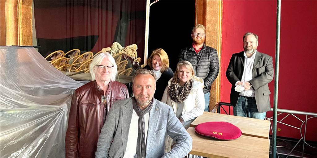 Neustart im Cabaret Queue mit großer Feier, neuen Shows und mediterraner Küche Das neue Queue-Team mit Gründer und Ex-Betreiber Georg Delfmann (1.v.l.)