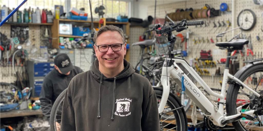 Ersatzteile und Fahrräder: „Gestern bestellt, morgen da, das ist nicht mehr“ Volker Anderl und seine Mitarbeiter in der Fahrradwerkstatt an der Emscherstraße haben viel zu tun zu Saisonbeginn.