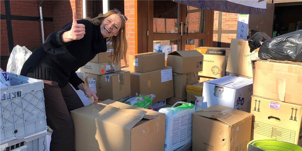 Unglaublich und emotional: Prickings-Hof-Hilfsaktion sprengt Erwartungen Barbara Bücker-Ruttert, Lehrerin an einer Förderschule in Gelsenkirchen, sammelte mit ihren Schülerinnen und Schülern Spenden und packt auf dem Prickings-Hof kräftig mit an.