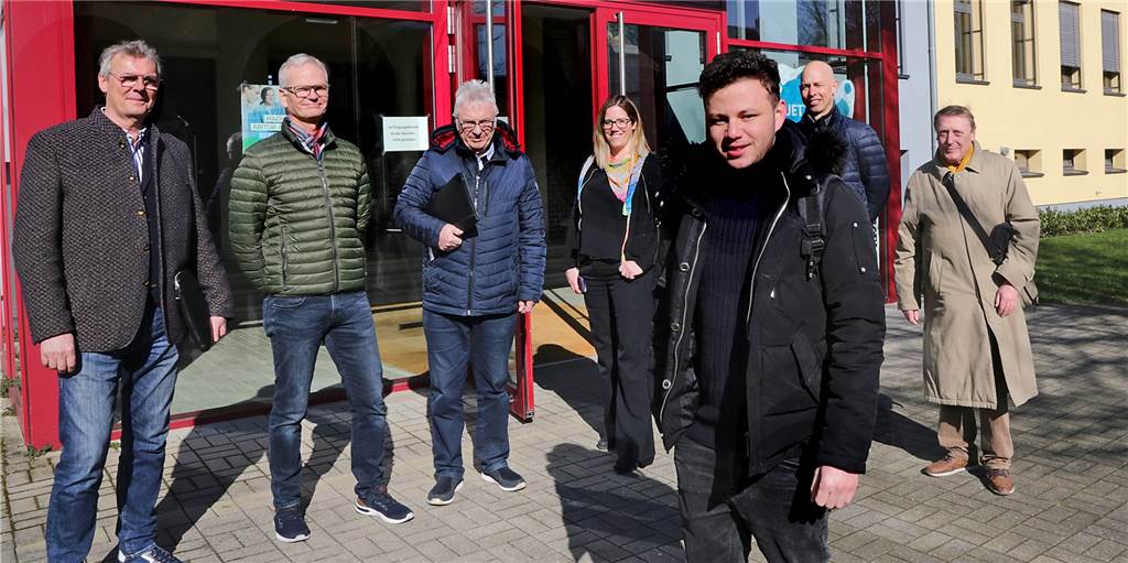 Ausbildungspaten: Ein Netzwerk stärkt Schüler Bashar Alahmad den Rücken Bashar Alahmad (vorn) hat ein Netzwerk hinter sich: v.l.: Dieter Korte (Vorsitzender), Udo Dilewski und Hans-Josef Büsen (Ausbildungspaten), Kathrin Ollas und Matthias Bomba, (HBBK Schulleitung) und Hans Kirschbaum (Ausbildungspate).