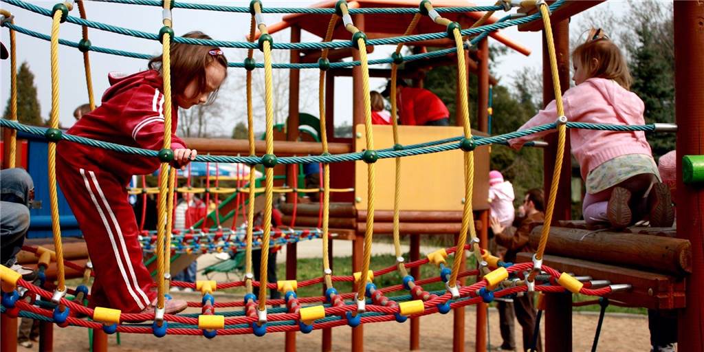 Trotz Vandalismus-Sorgen: Spielplätze sollen aufgewertet werden Die Spielplätze in der Dinkelgemeinde sollen aufgewertet werden. Mehrere zehntausend Euro stehen dafür im Raum.