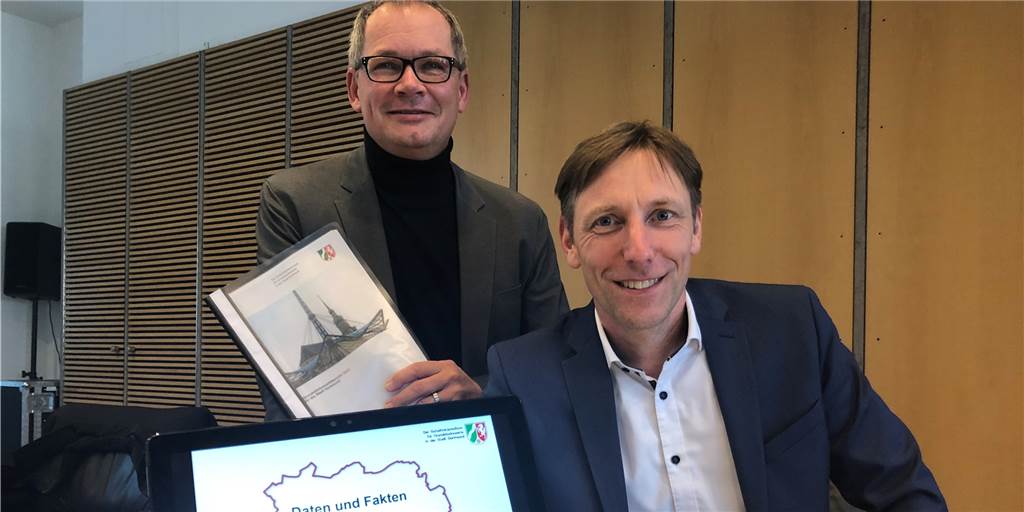 2,5 Millionen fürs Einfamilienhaus: Immobilienpreise überraschen sogar Experten Christian Hecker (l.), Vorsitzender des Gutachterausschusses für Grundstückswerte, und sein Stellvertreter Ulf Meyer-Dietrich haben den Immobilienmarkt in Dortmund im Blick und präsentieren die aktuellen Preisentwicklungen.