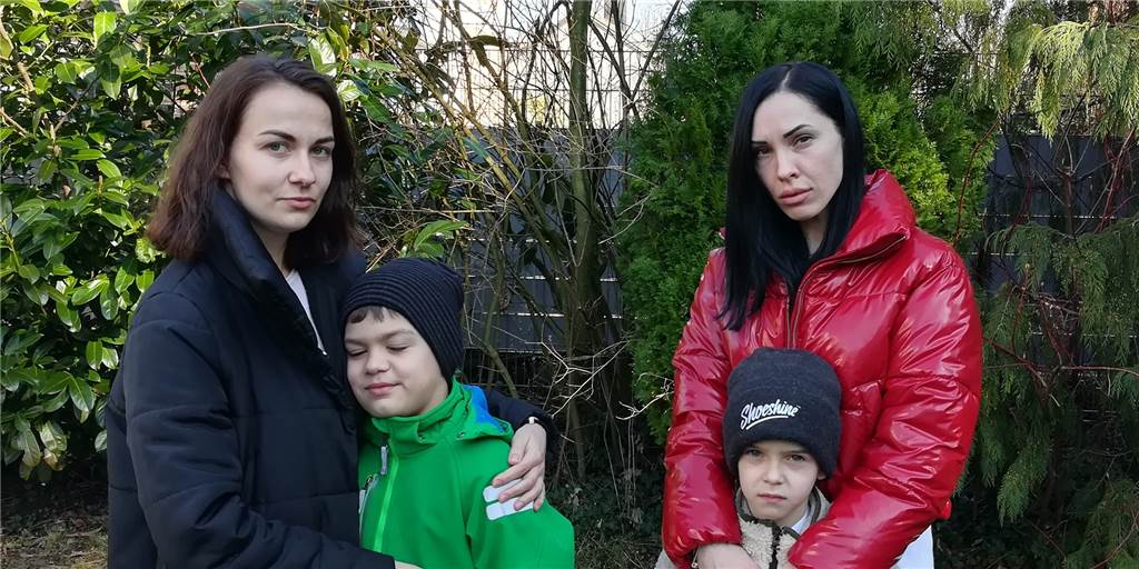 Alina Gulianska (r.) mit Sohn Renat und Victoria Vlodisenko mit Sohn Vladislav stehen im Garten der Familie Baum in Werne.