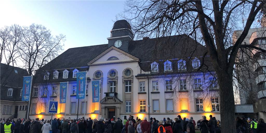 Friedensdemo in Selm: Auch Flüchtlinge aus Syrien und dem Irak kamen Unter den mehr als 200 Teilnehmern der Friedenskundgebung vor dem Borker Amtshaus waren auch Flüchtlinge, die in Selm eine neue Heimat gefunden haben.