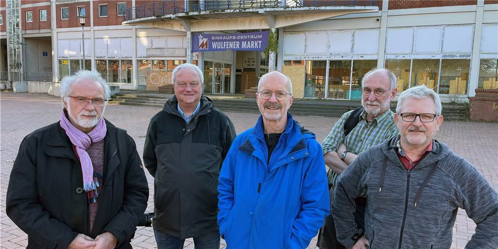 Imposante Fotos aus der verlassenen Ladenpassage am Wulfener Markt Laden zur Ausstellung ein (v.l.): Roland Winkler (Fototreff Dorsten), Werner Budde, Bernd Müller-Knospe (Gründer des Fototreffs Wulfen-Barkenberg), Helmut Buchta und Heinz Wäscher.