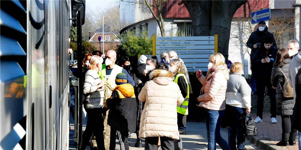Quecke-Bus zurück: 47 Geflüchtete aus der Ukraine in Schwerte angekommen Nach mehr als 25-stündiger Fahrt kamen die 47 Geflüchteten aus der Ukraine am Sonntagmittag am Marienkrankenhaus an.
