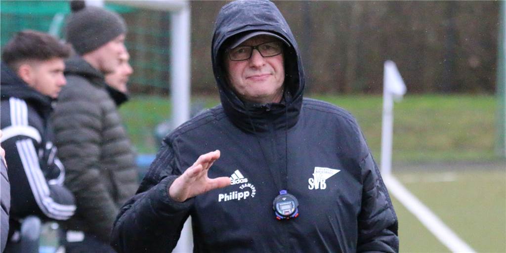 Spielabsage in Bausenhagen: „Alm“ bespielbar - aber nicht mit Corona Uli Neuhaus, Co-Trainer des SV Bausenhagen, muss abwinken: Das Derby gegen den SV Langschede findet nicht statt.