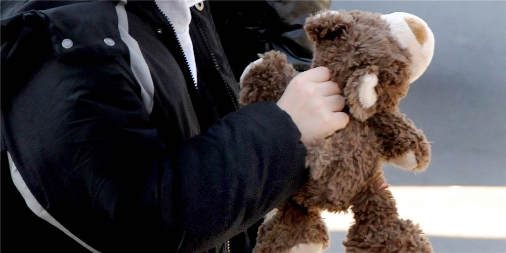 Traumatisierte Kinder: Riesige Hilfsbereitschaft für geflüchtete Ukrainer Es waren bewegende Bilder, als die Kinder aus der Ukraine nach dem Aussteigen aus dem Bus ihre neuen Kuscheltiere an sich drückten.