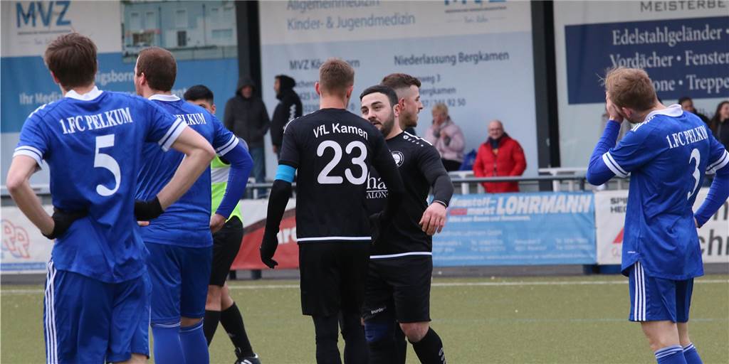Eingewechselter Engin Duman verschießt Elfer - aber VfL Kamen weiter auf Kurs Engin Duman nimmt hier nach dem 5:0 die Gratulation von Mirco Gohr (Nr. 23) entgegen. Der VfL Kamen setzte sich klar gegen den FC Pelkum durch.