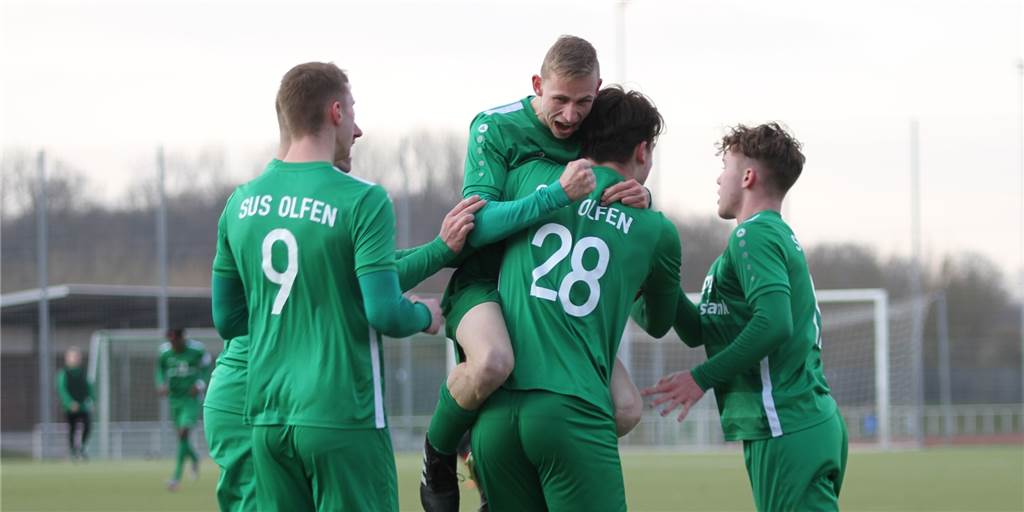 Olfen ist die Mannschaft der Stunde: So steigt der SuS ganz sicher nicht ab So wie Jens Wennemann (3.v.r.) werden sich die Olfener in Zukunft noch häufiger freuen.