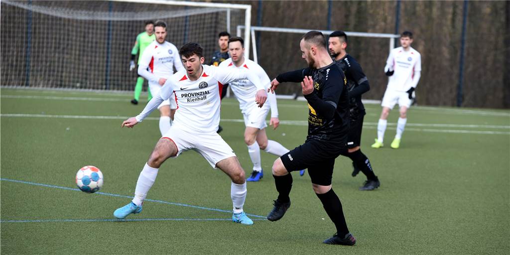 Spitzenreiter standhaft: Kamener SC schlägt auch verstärkte SSV-Reserve Nico Lenz (rechts) und der Kamener SC setzten sich auch gegen eine mit Spielern aus der ersten Mannschaft aufgestockte SSV-Reserve durch.