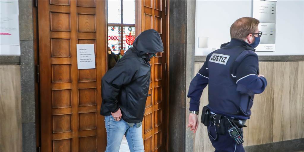Die Auslieferung des Mörders von Nicole Schalla (†16) ist beschlossen Dieses Bild zeigt den inzwischen Verurteilten währen des Prozesses im Landgericht Dortmund.