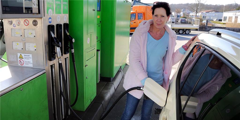 Hohe Benzinpreise und Corona: Halterner Taxiunternehmen sind doppelt gebeutelt Tanken fürs Taxi: Marion Pieper von Taxi Pieper zahlt wie alle Autofahrer ständig steigende Preise.