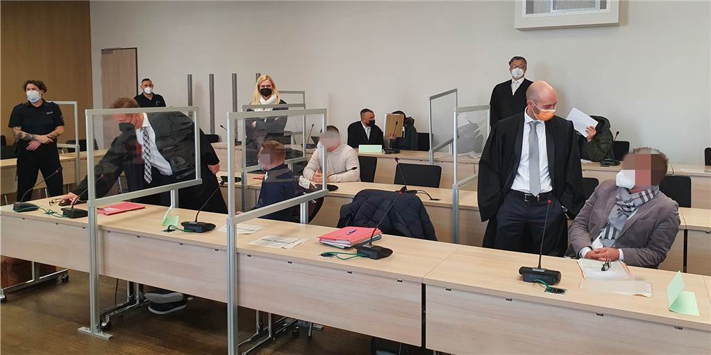 Reiterhof-Streit: Hufschmied brutal überfallen und gefesselt Die Angeklagten zwischen ihren Verteidigern zum Prozessauftakt am Essener Landgericht.