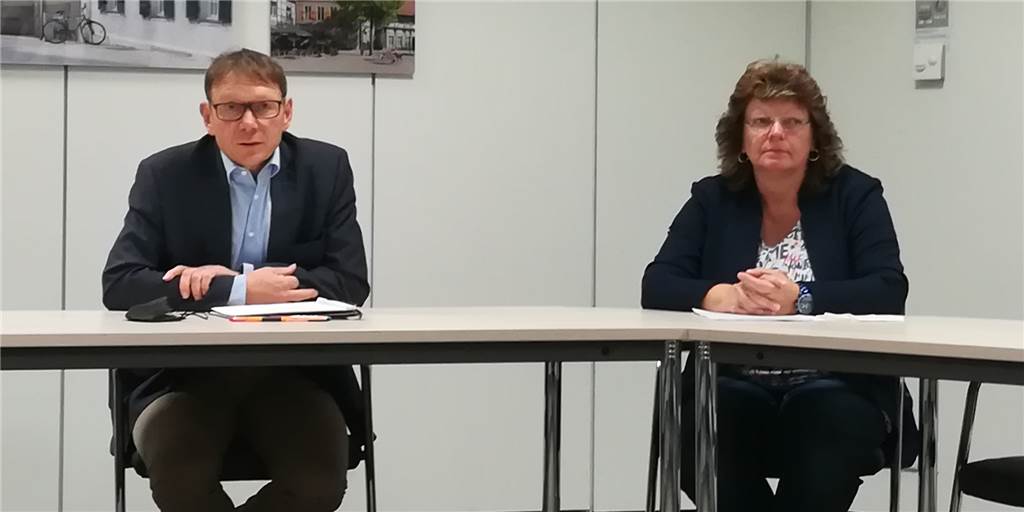 Stadt Werne möchte Ukrainern „unbürokratisch“ helfen und hat eine Bitte an Helfer Lothar Christ und Kordula Mertens sitzen an einem Tisch