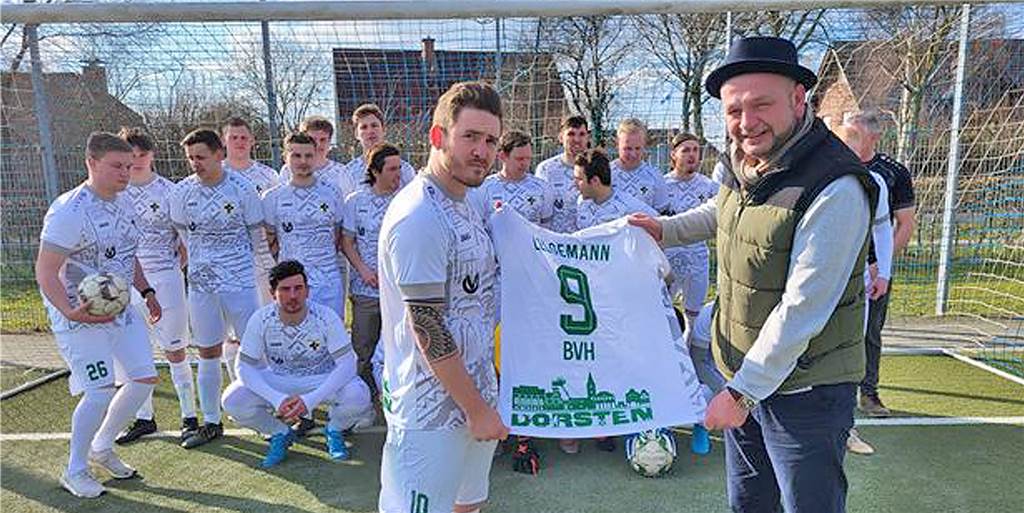 1000 Kilometer für ein Spiel - der BVH Dorsten II gibt alles für den Titel BVH Dorsten II übergibt Trikot mit Dorsten-Skyline an Designer Klaus Lelgemann